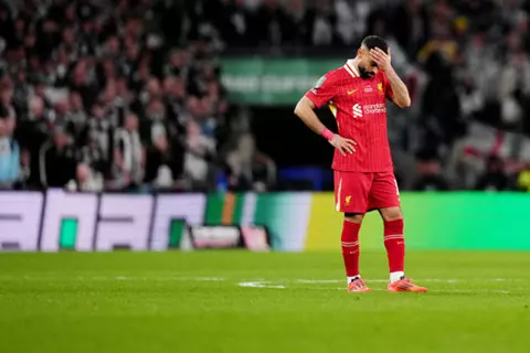 لم يسدد على المرمى أو خارجه.. صلاح يخيب آمال ليفربول في نهائي كاراباو (فيديو)